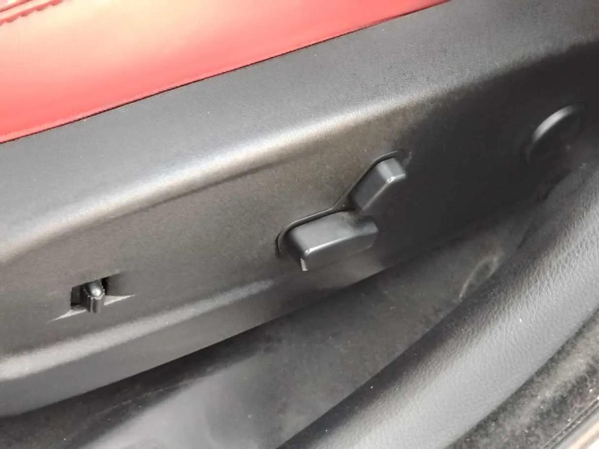 Car image 30