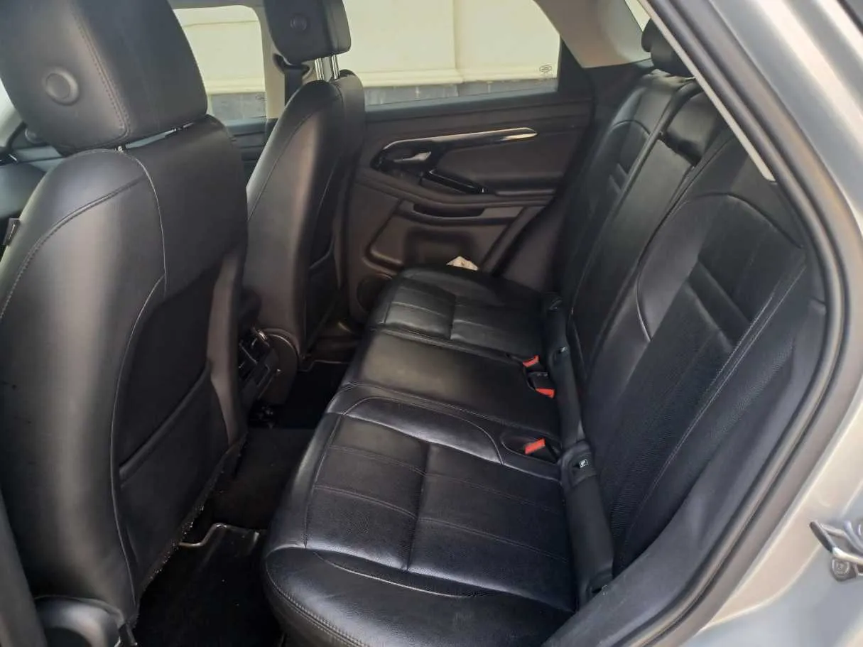 Car image 14