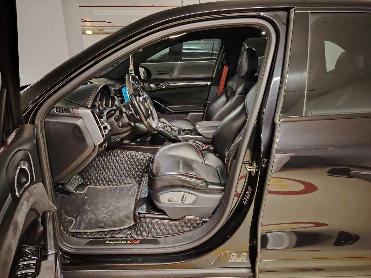 Car image 9