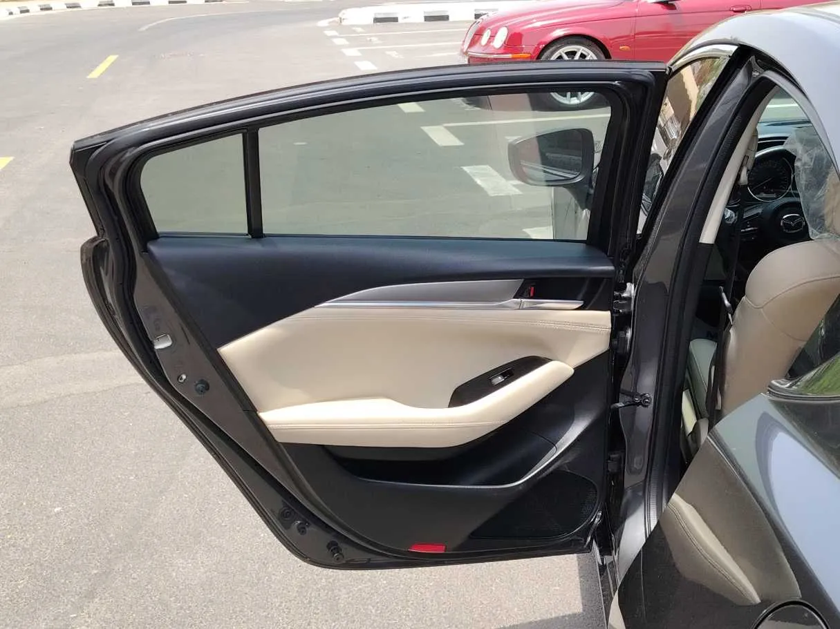 Car image 14
