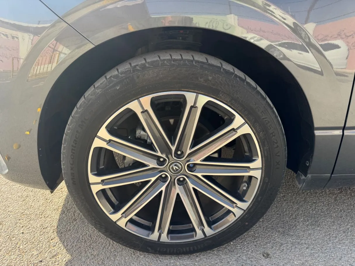 Car image 9