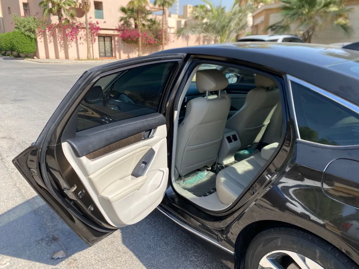 Car image 12