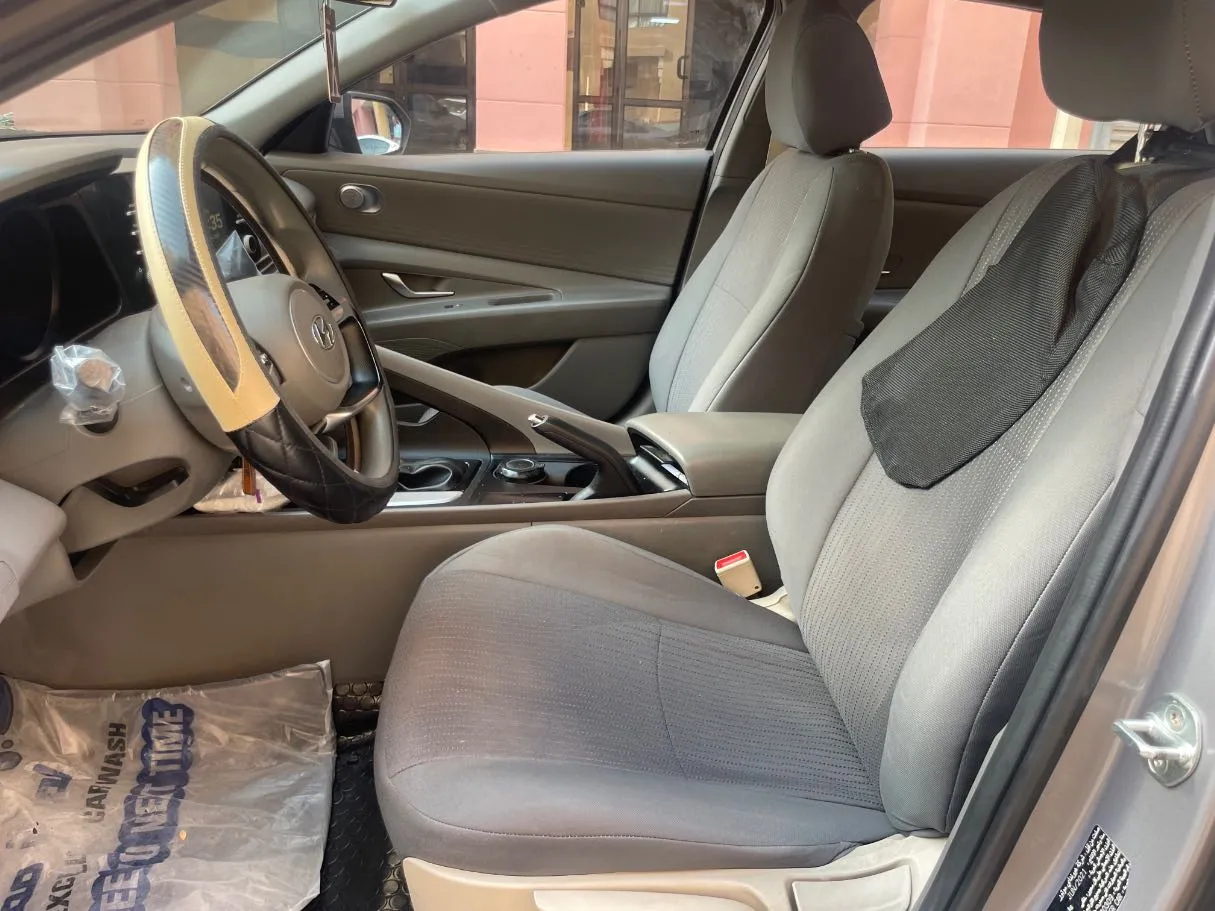 Car image 12