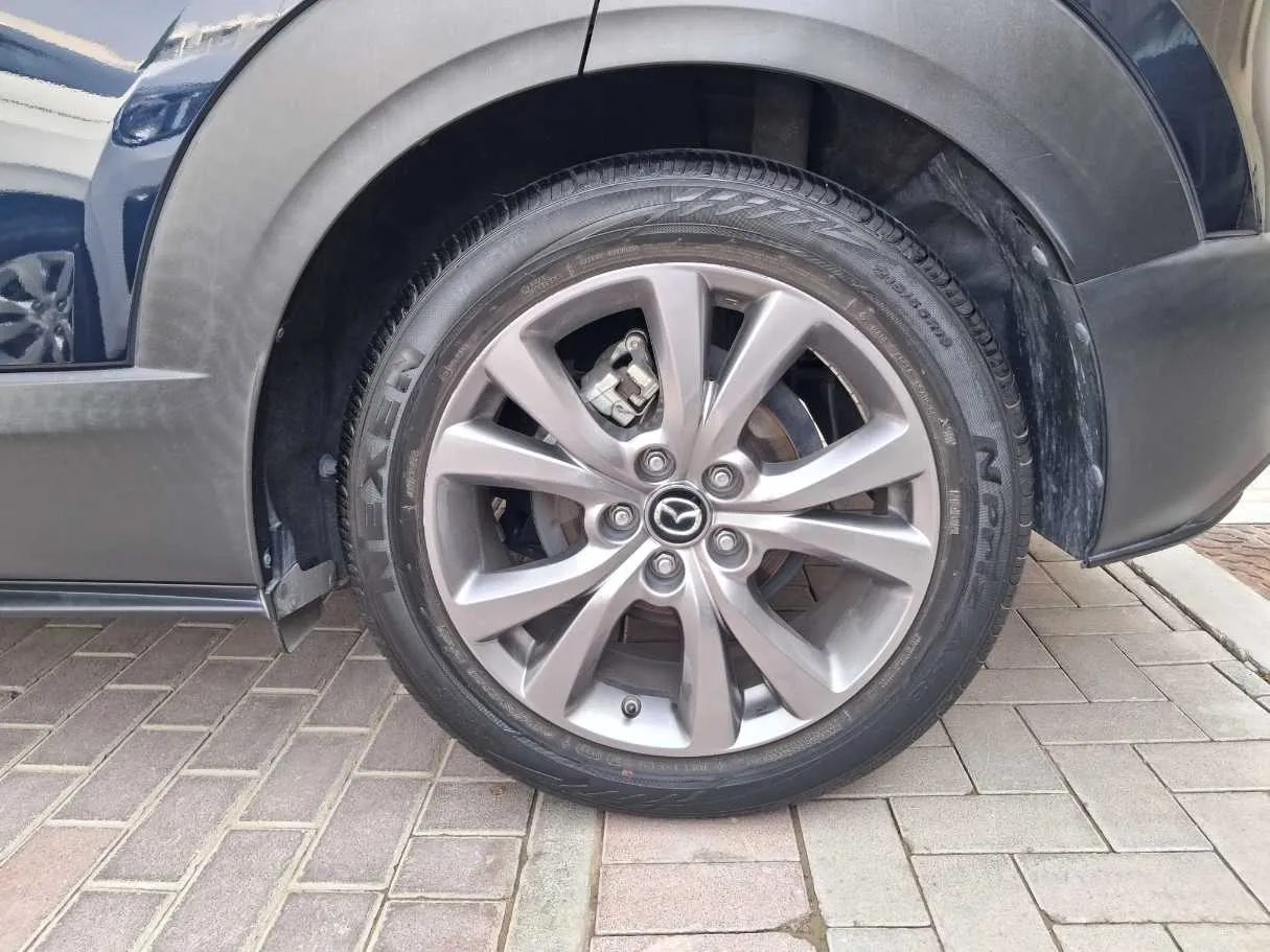 Car image 9