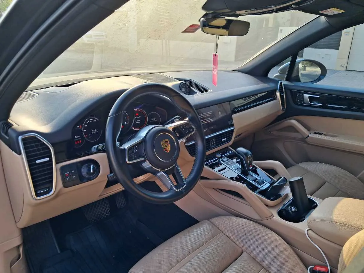 Car image 11