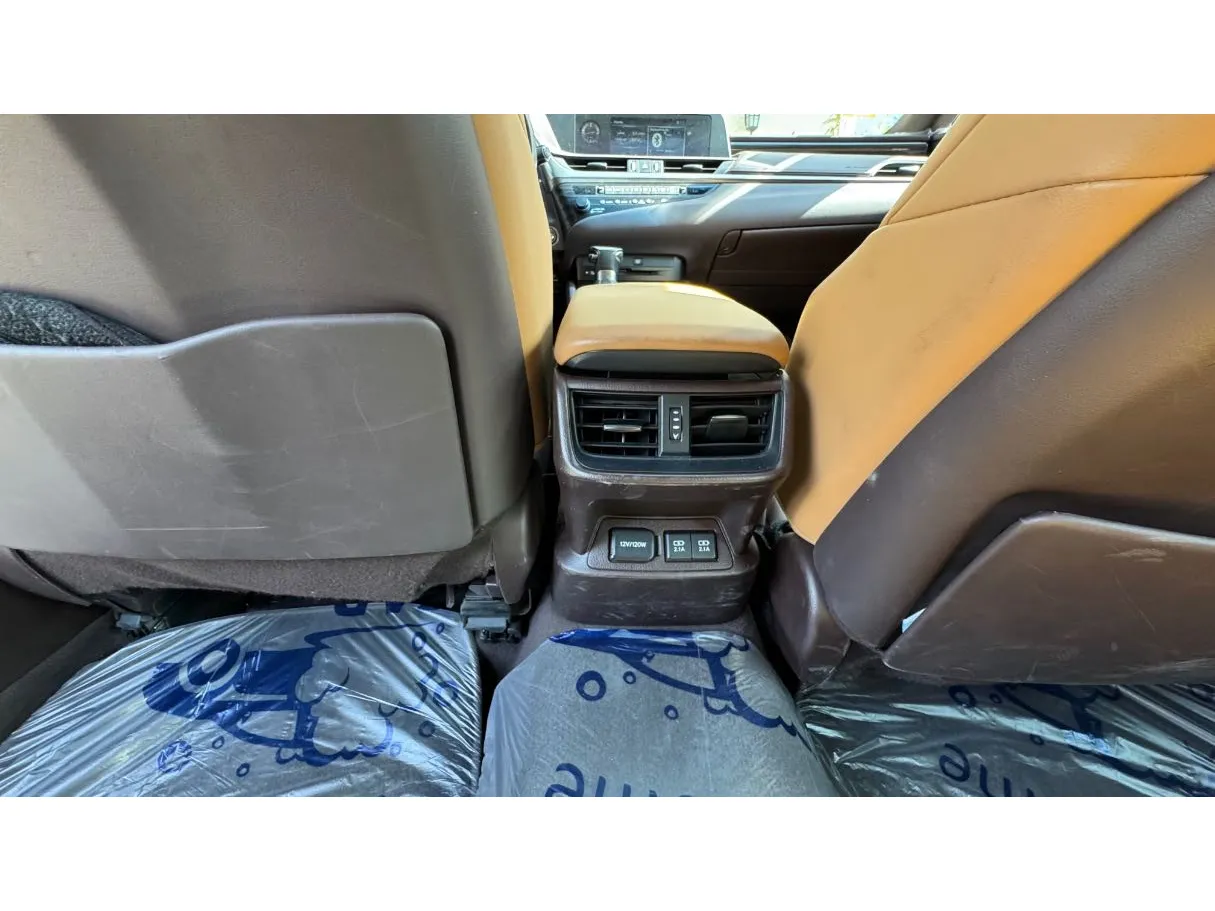 Car image 26