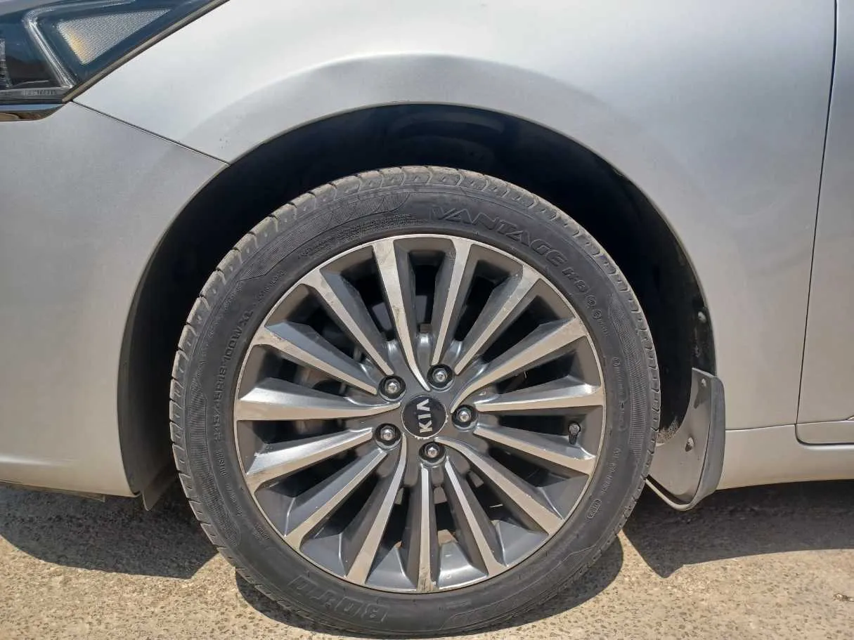 Car image 9
