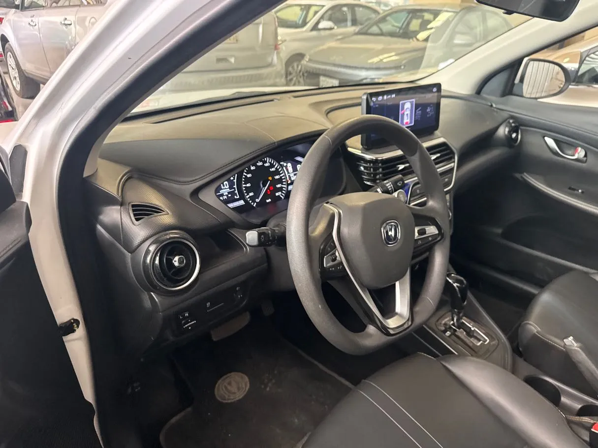 Car image 14
