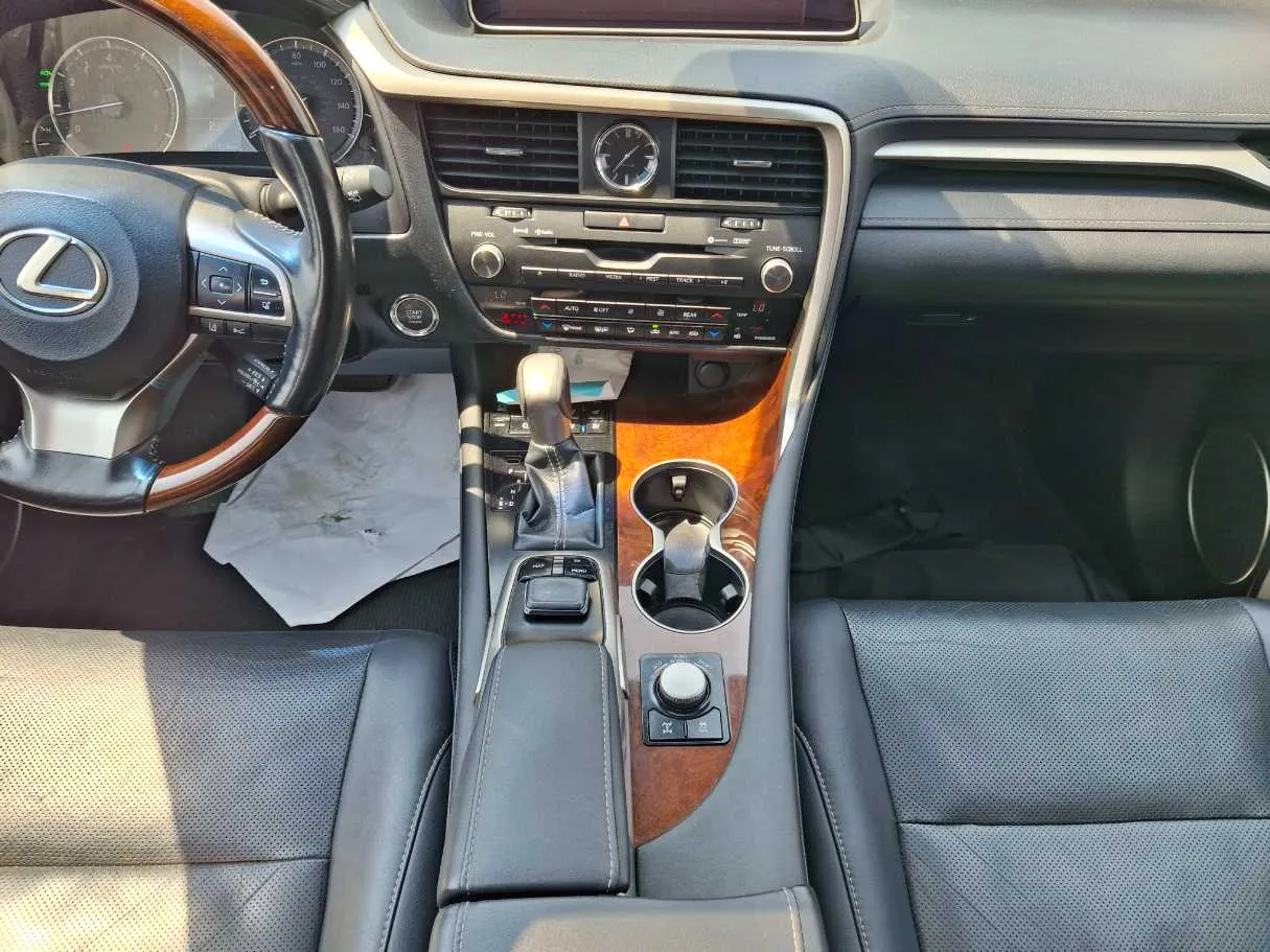Car image 16