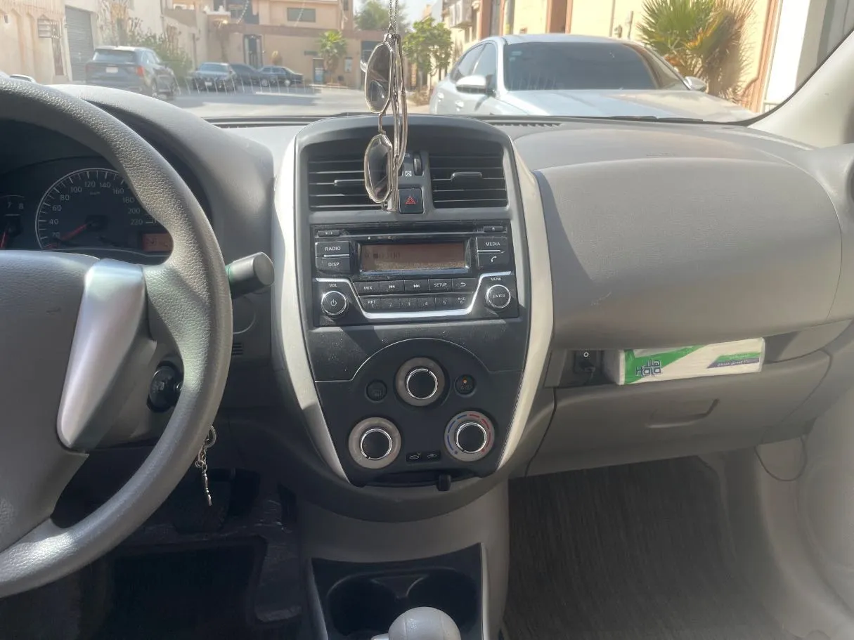 Car image 19