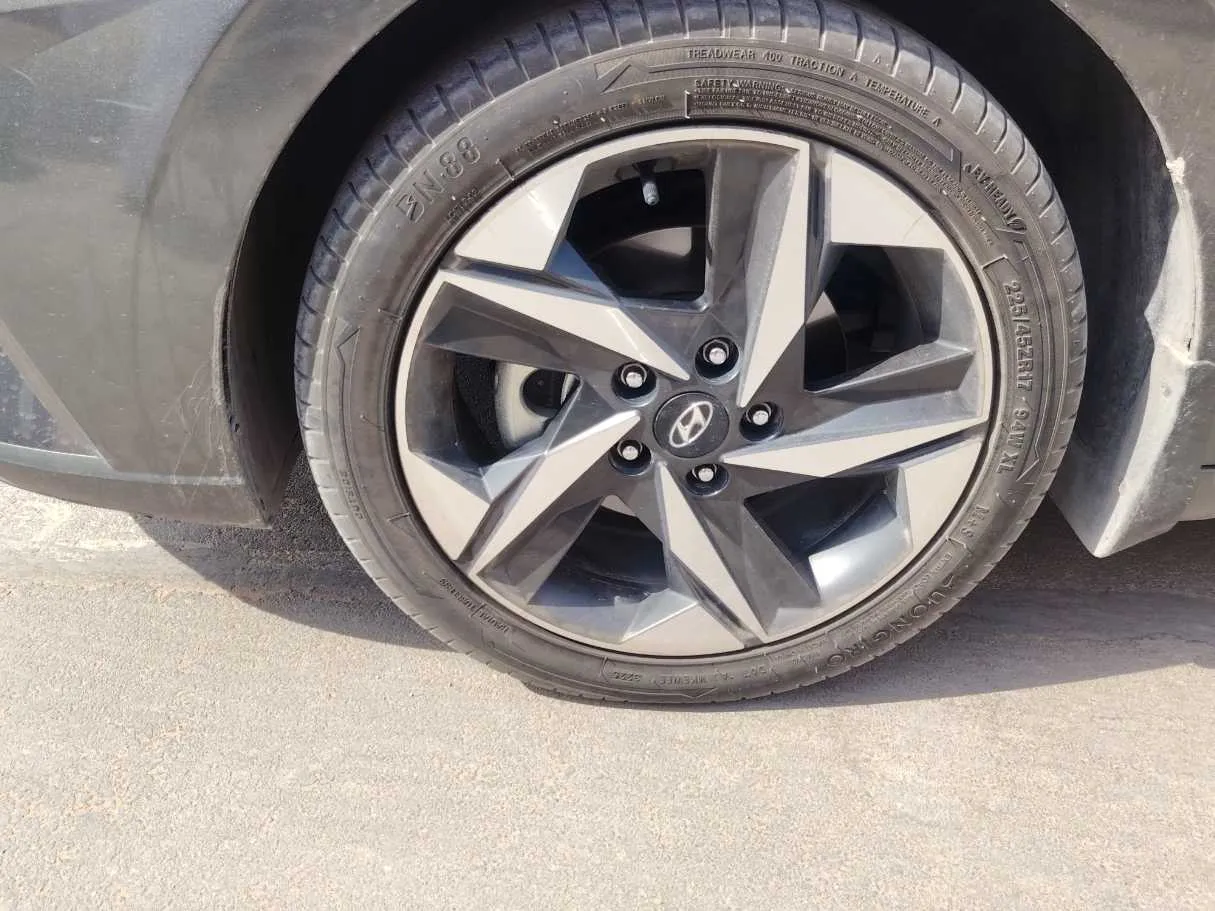 Car image 11