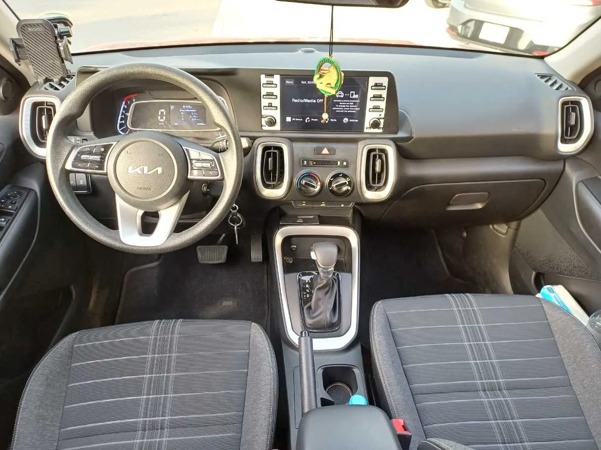 Car image 16
