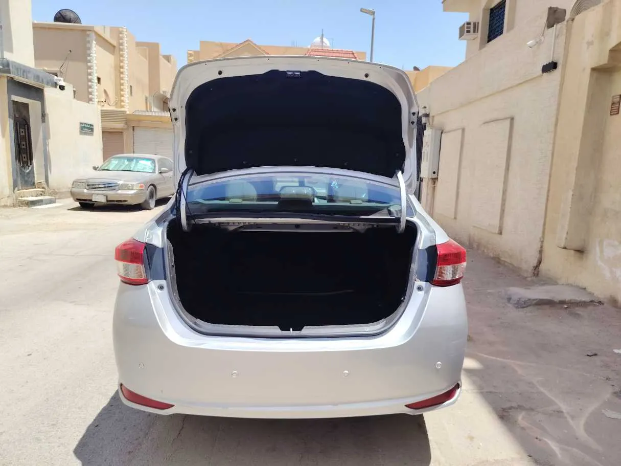 Car image 24