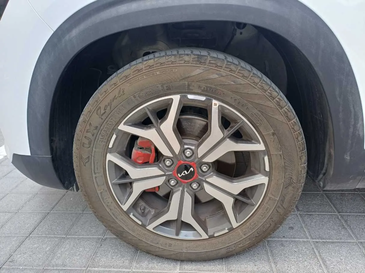 Car image 9
