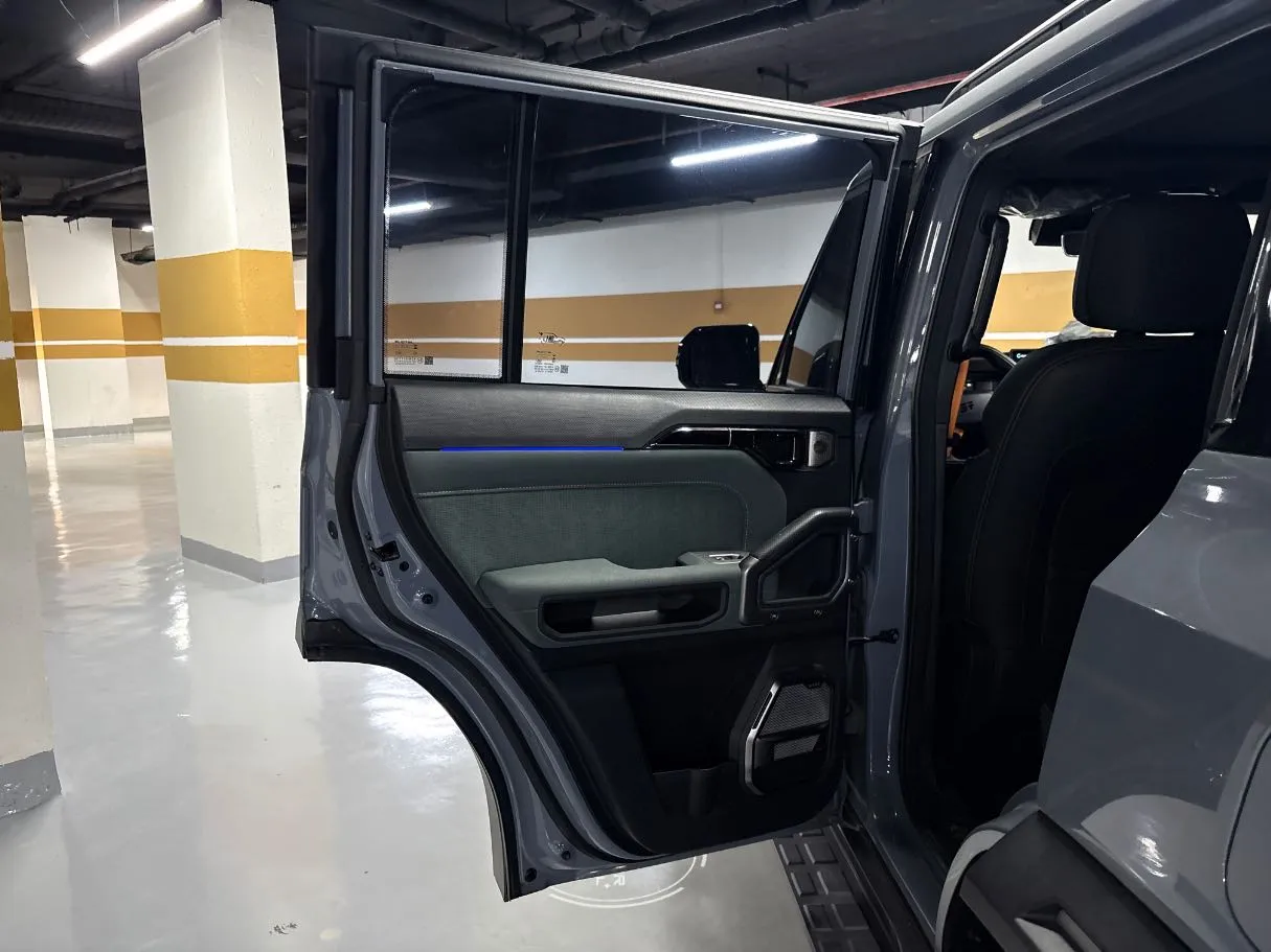 Car image 14