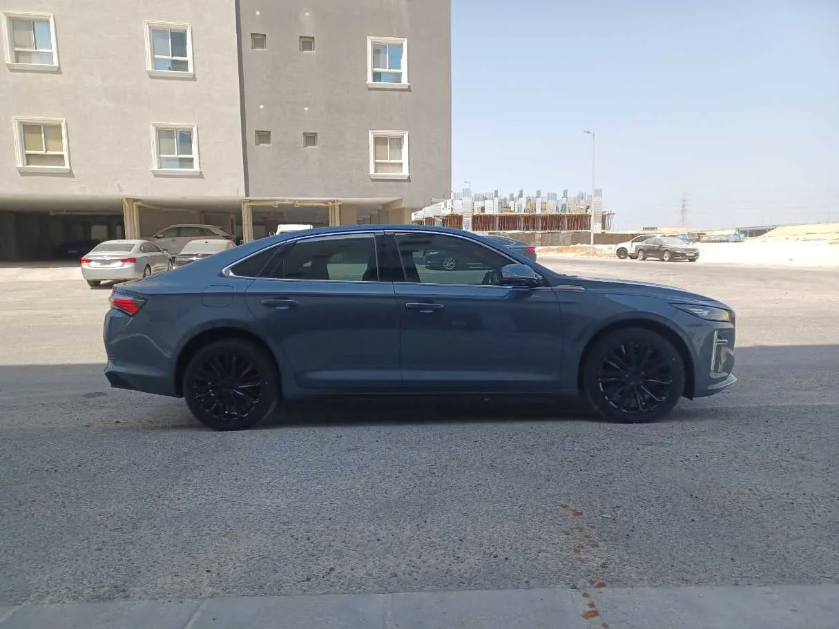Car image 4