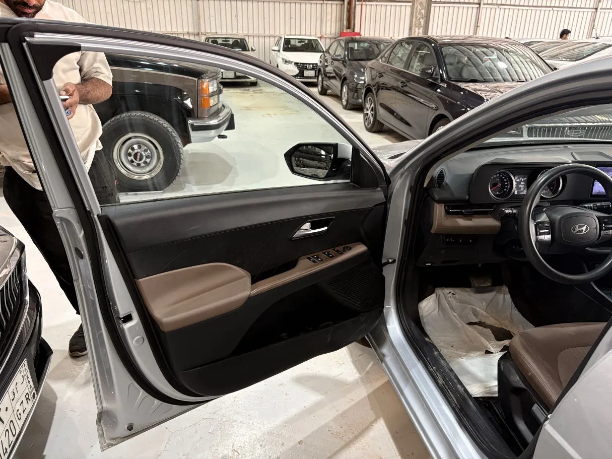 Car image 9