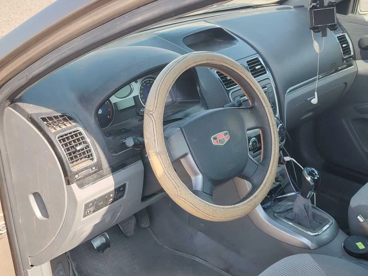 Car image 12