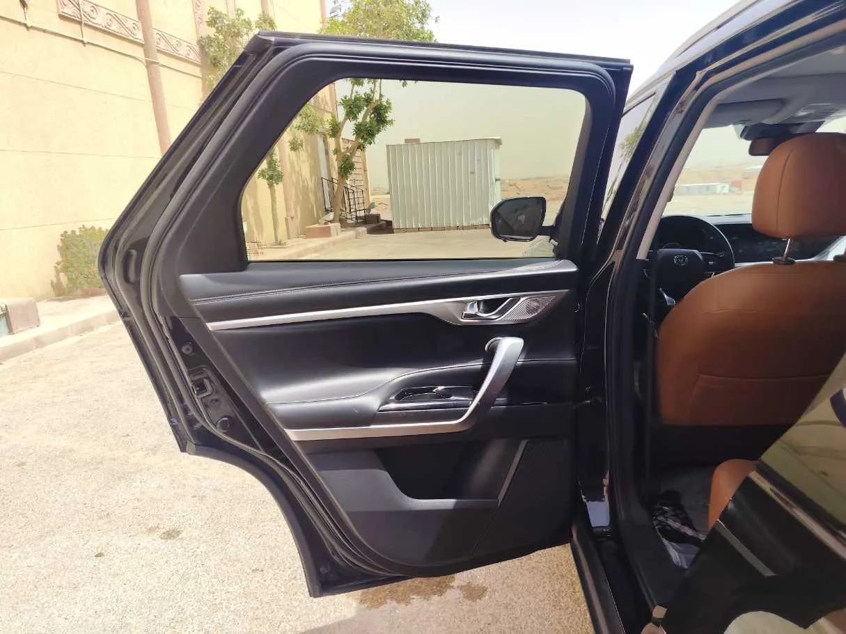 Car image 15