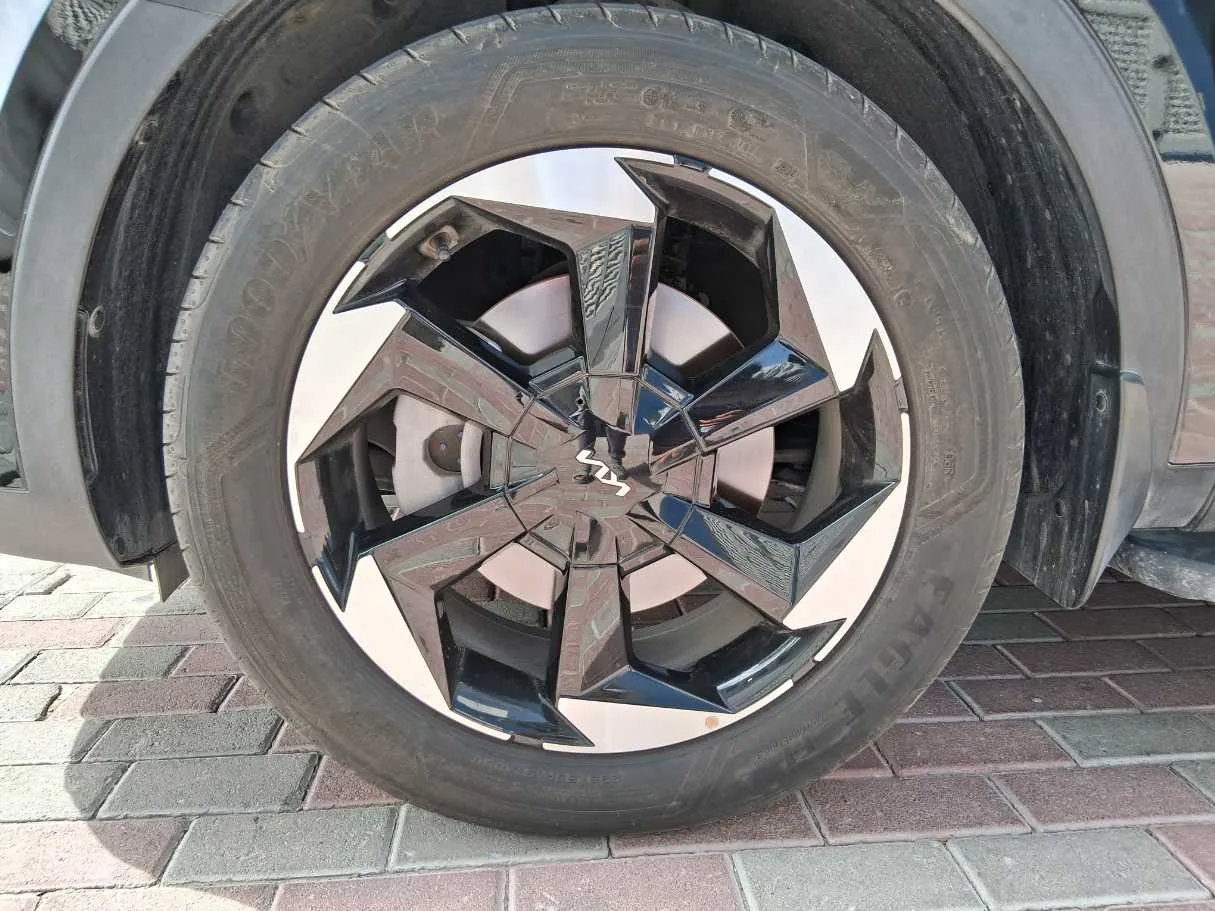 Car image 9