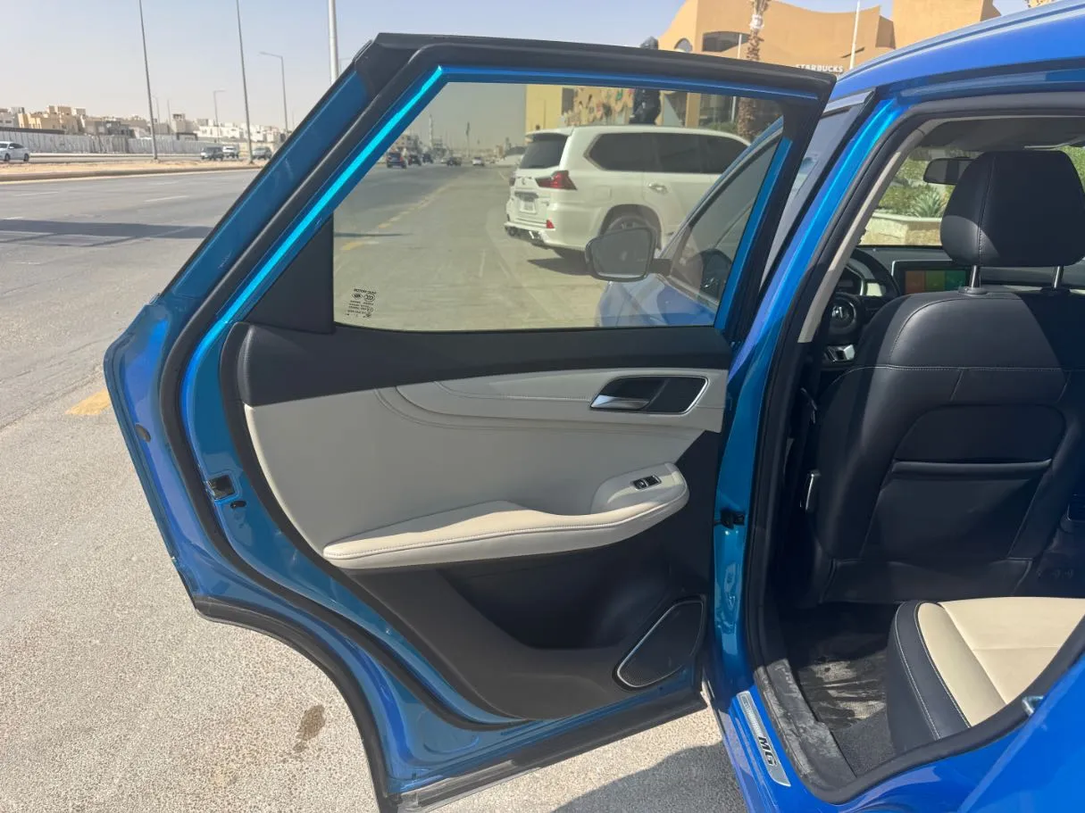 Car image 12