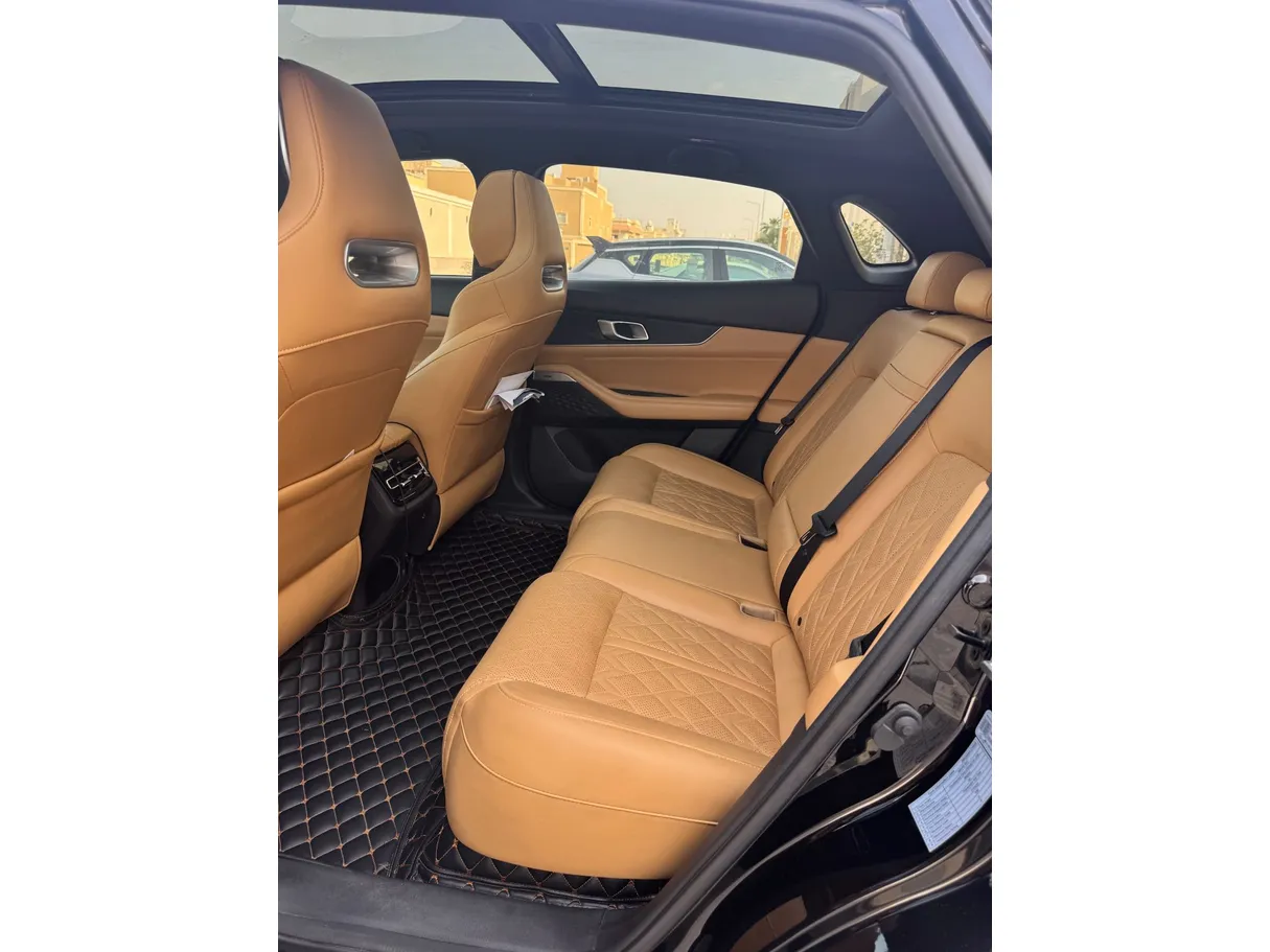 Car image 13