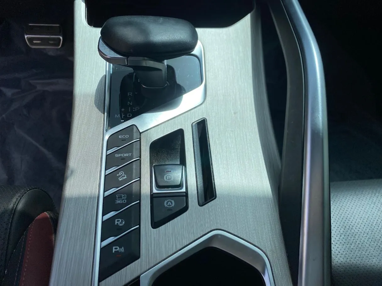 Car image 14