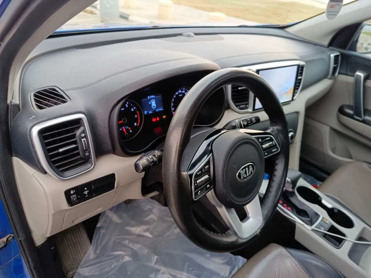 Car image 12