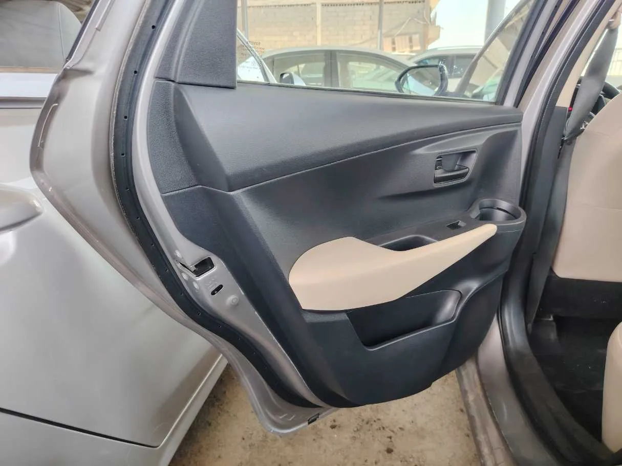 Car image 14