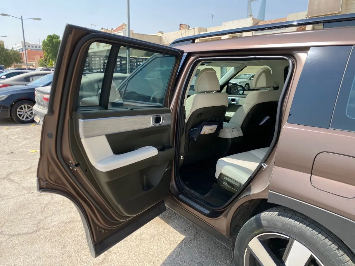 Car image 13