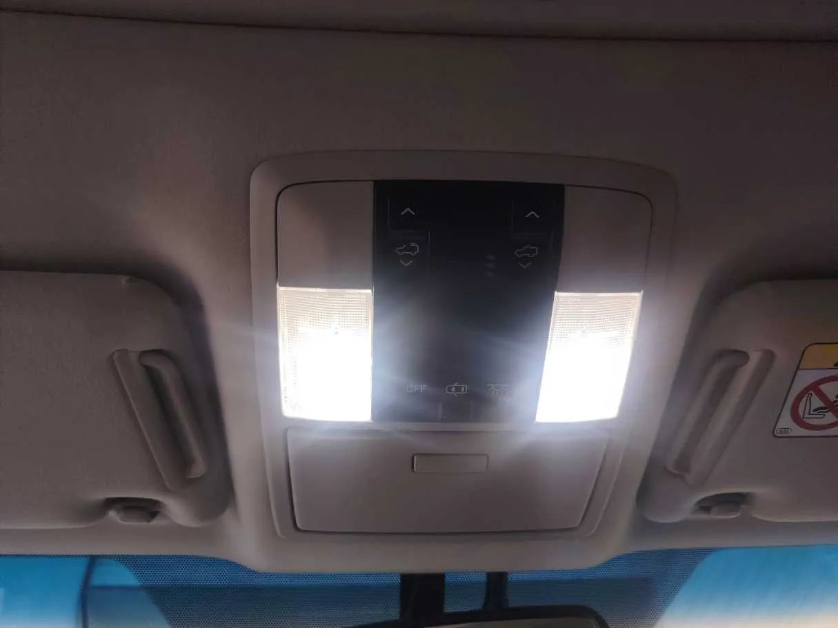 Car image 28
