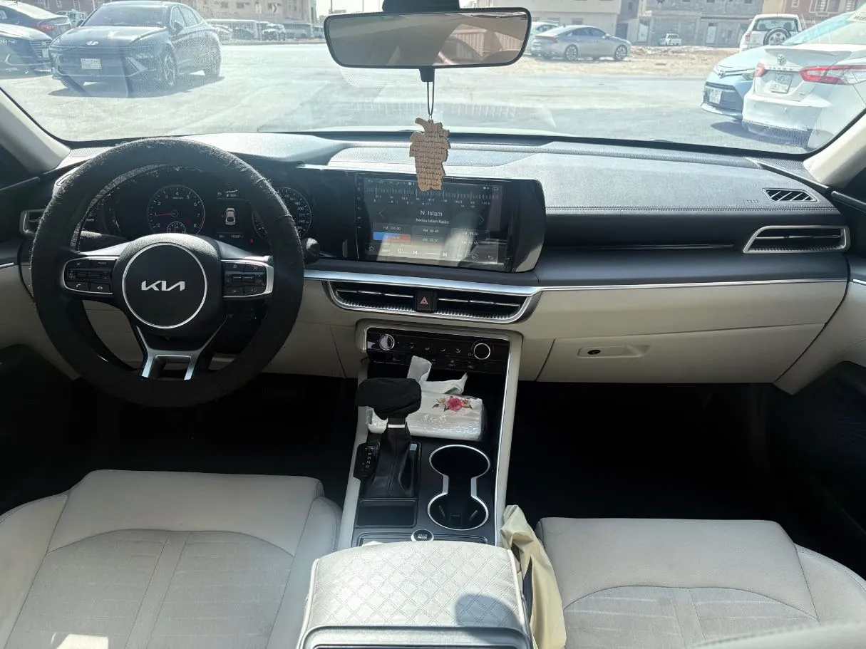 Car image 17