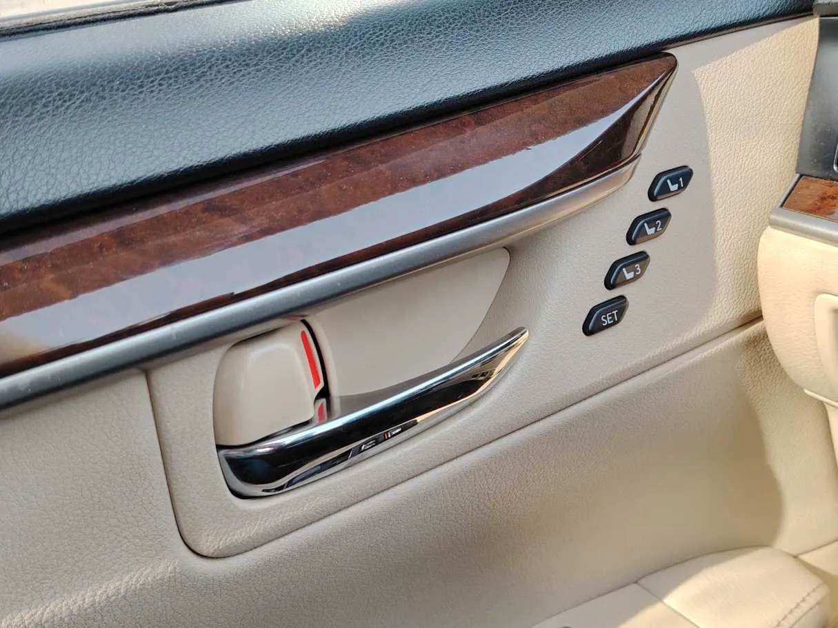 Car image 30