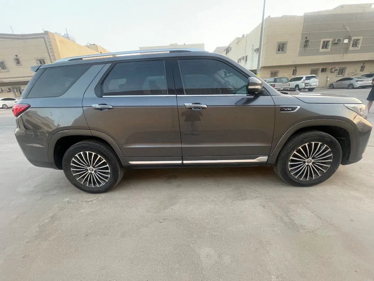 Car image 4