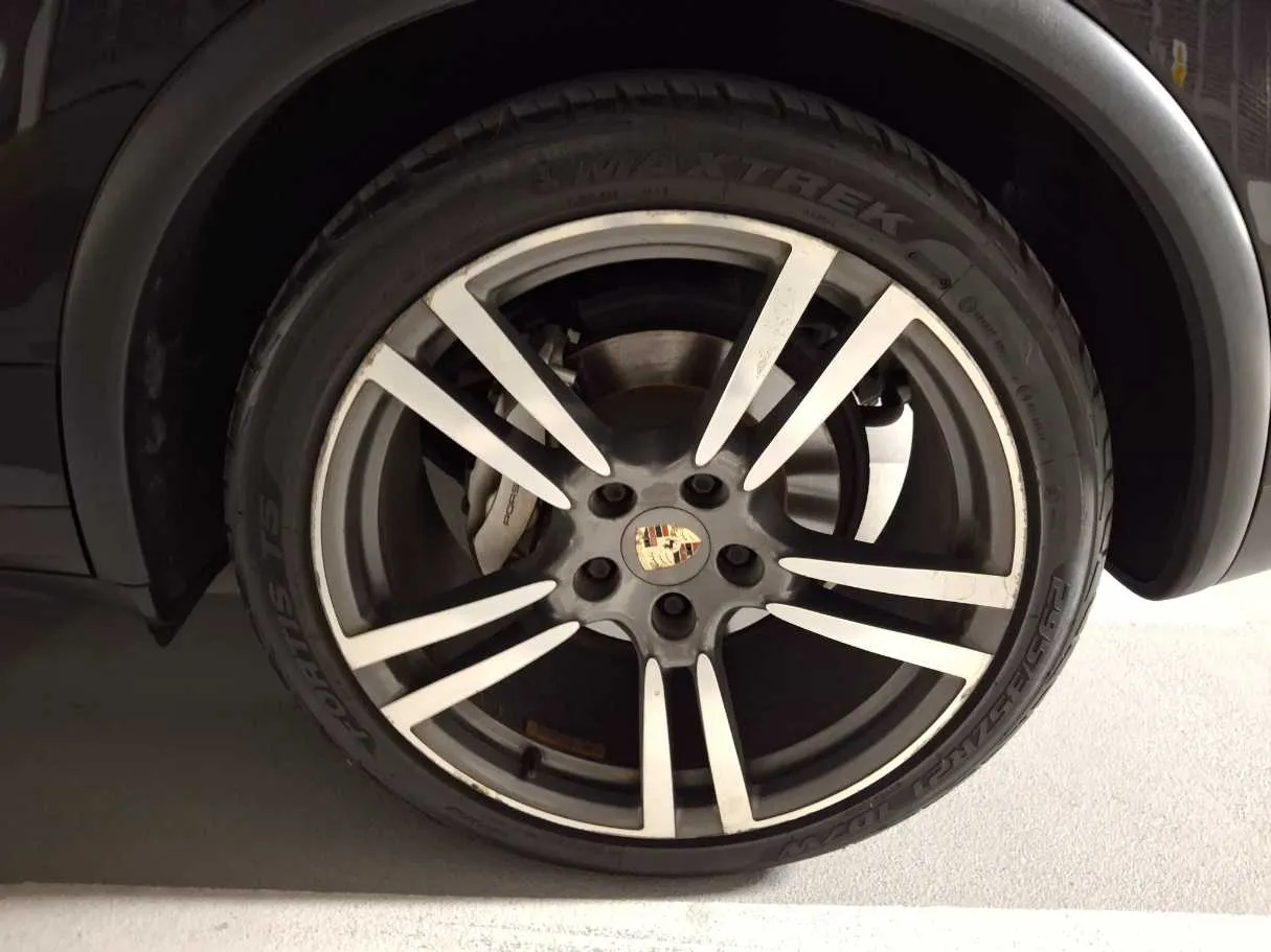 Car image 9