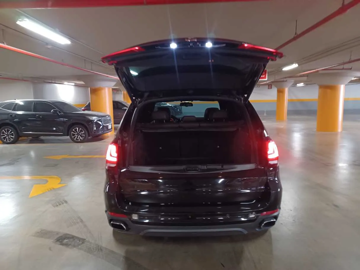 Car image 19