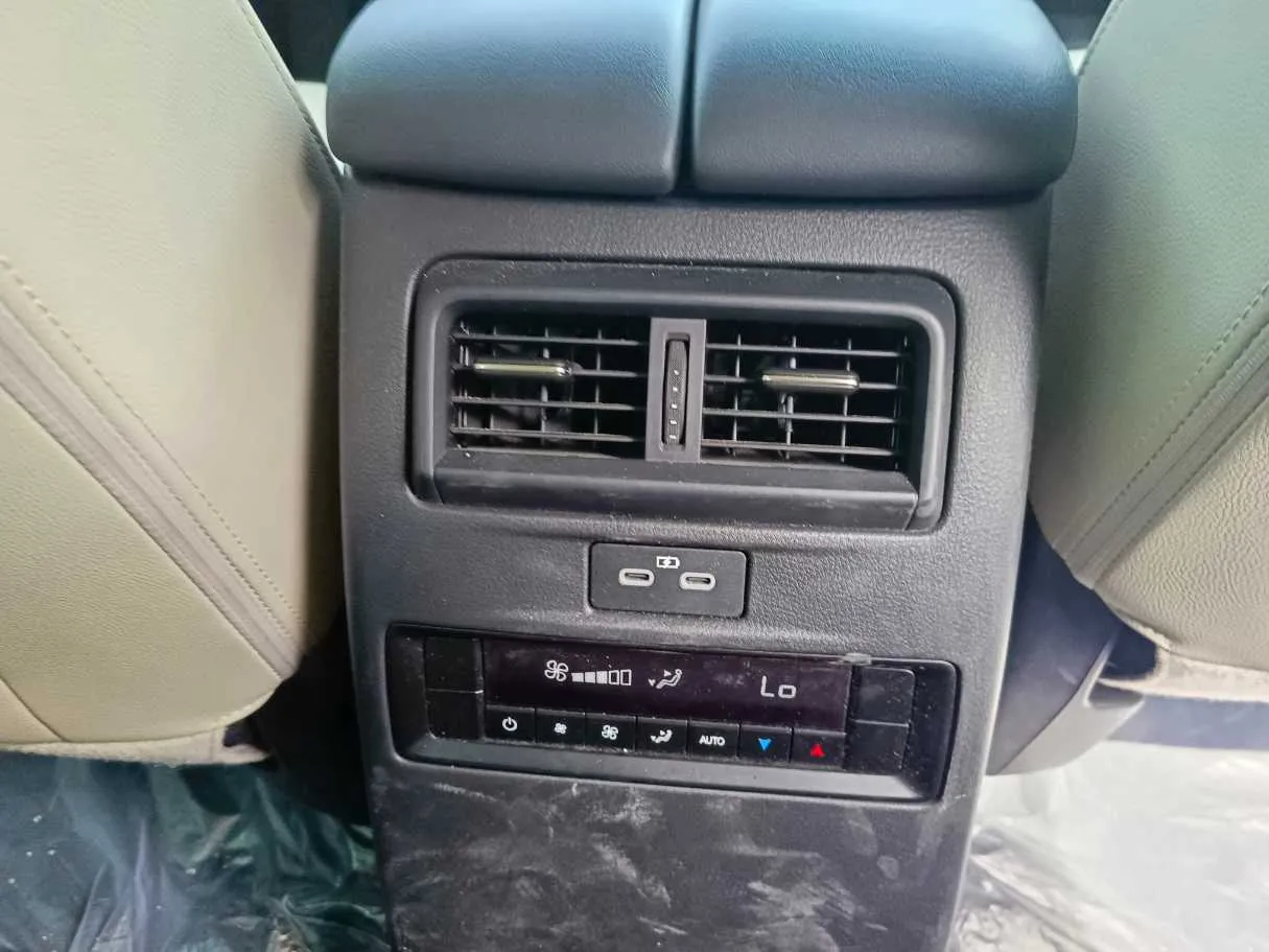 Car image 30