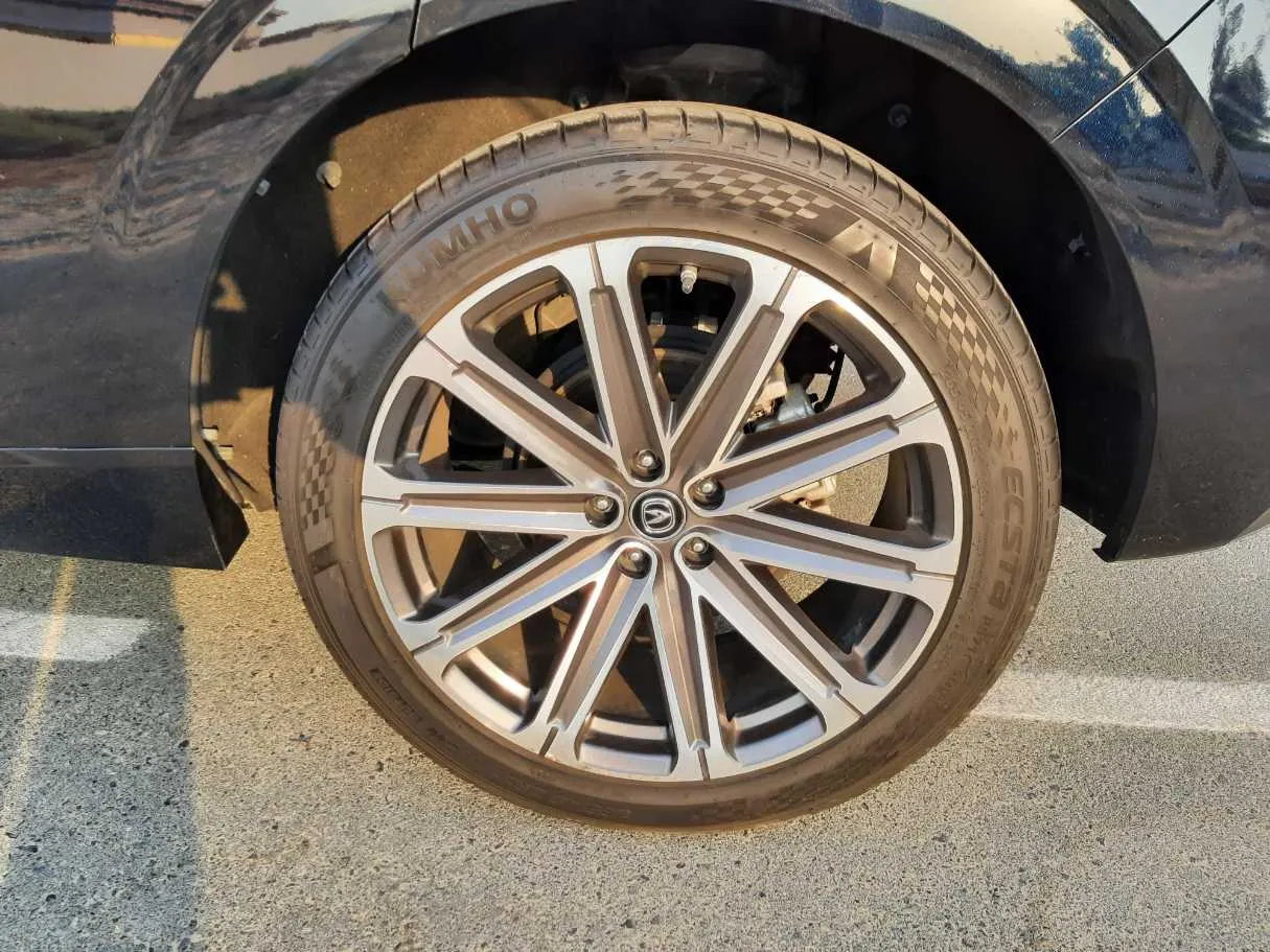 Car image 9