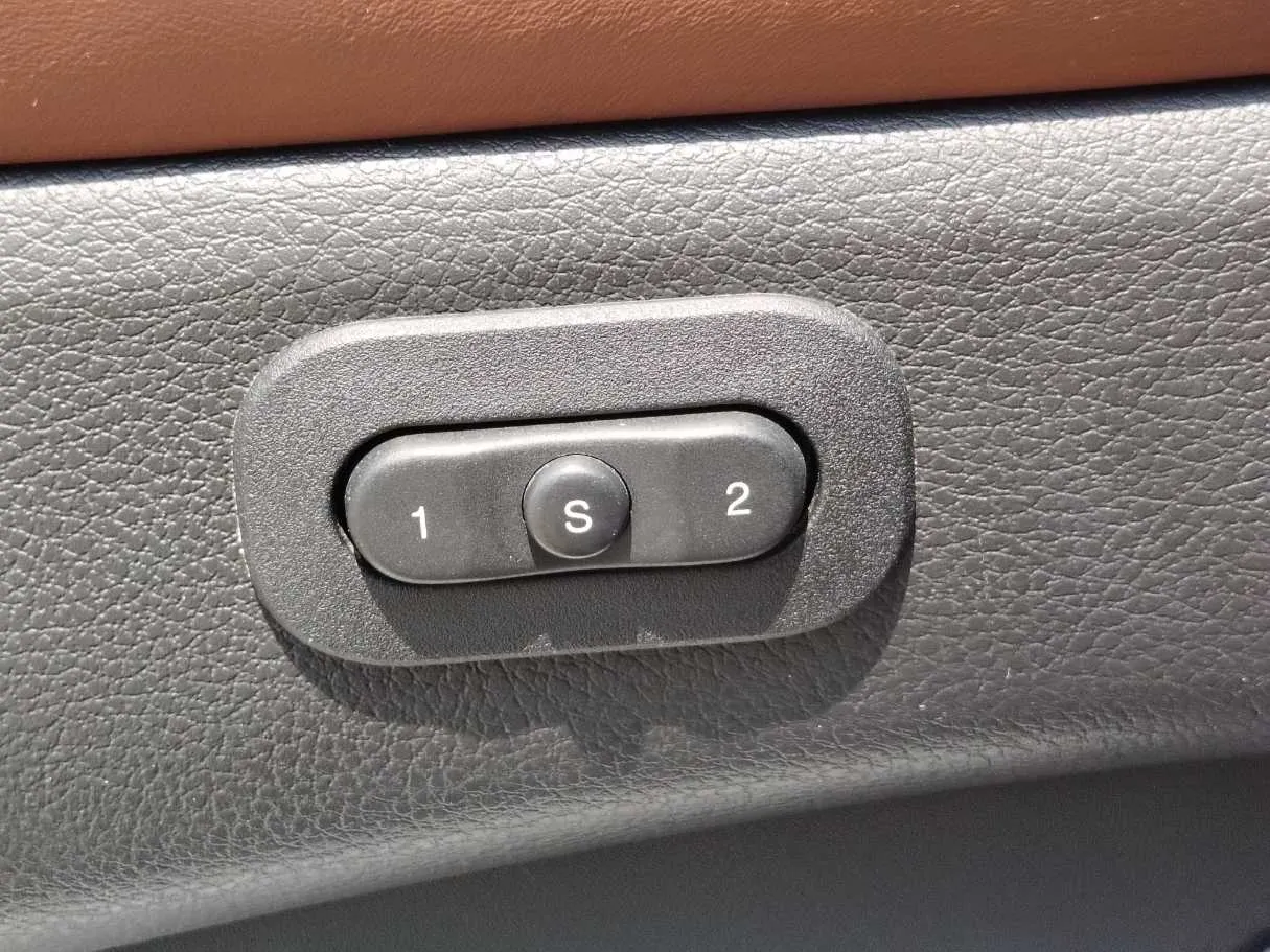 Car image 37