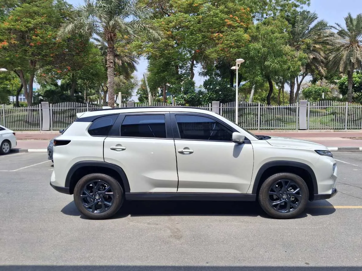 Car image 4