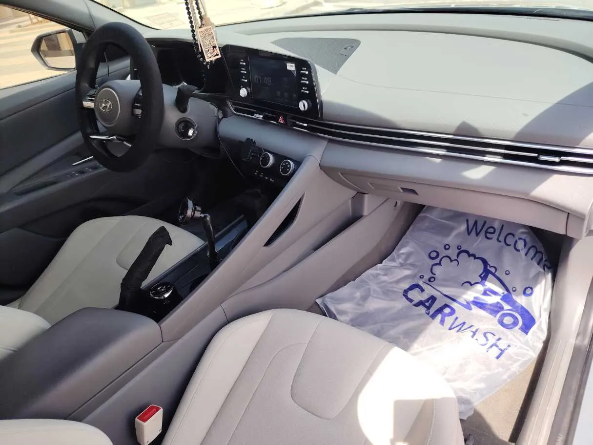 Car image 14