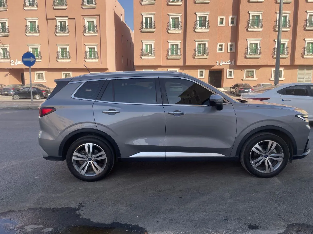 Car image 4