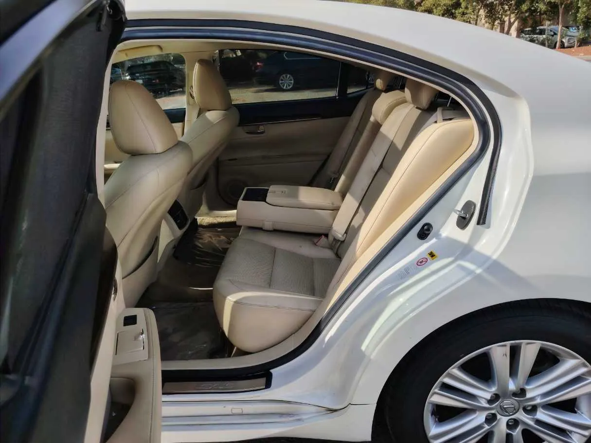 Car image 13