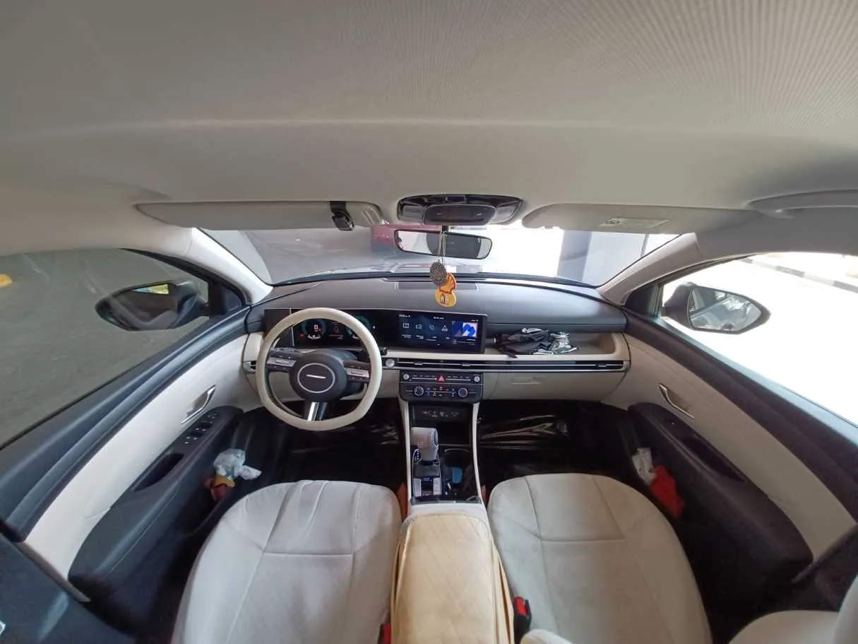 Car image 13