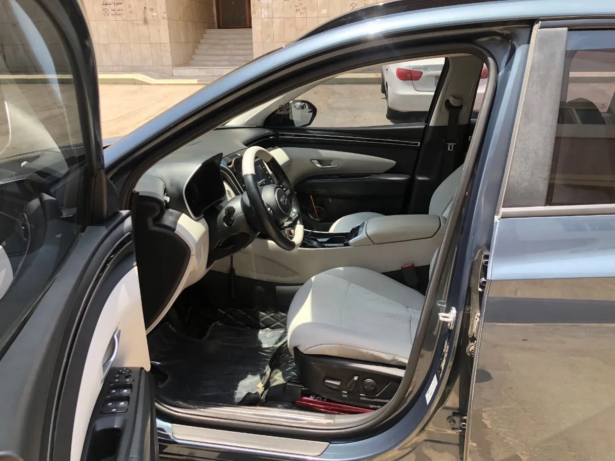 Car image 12