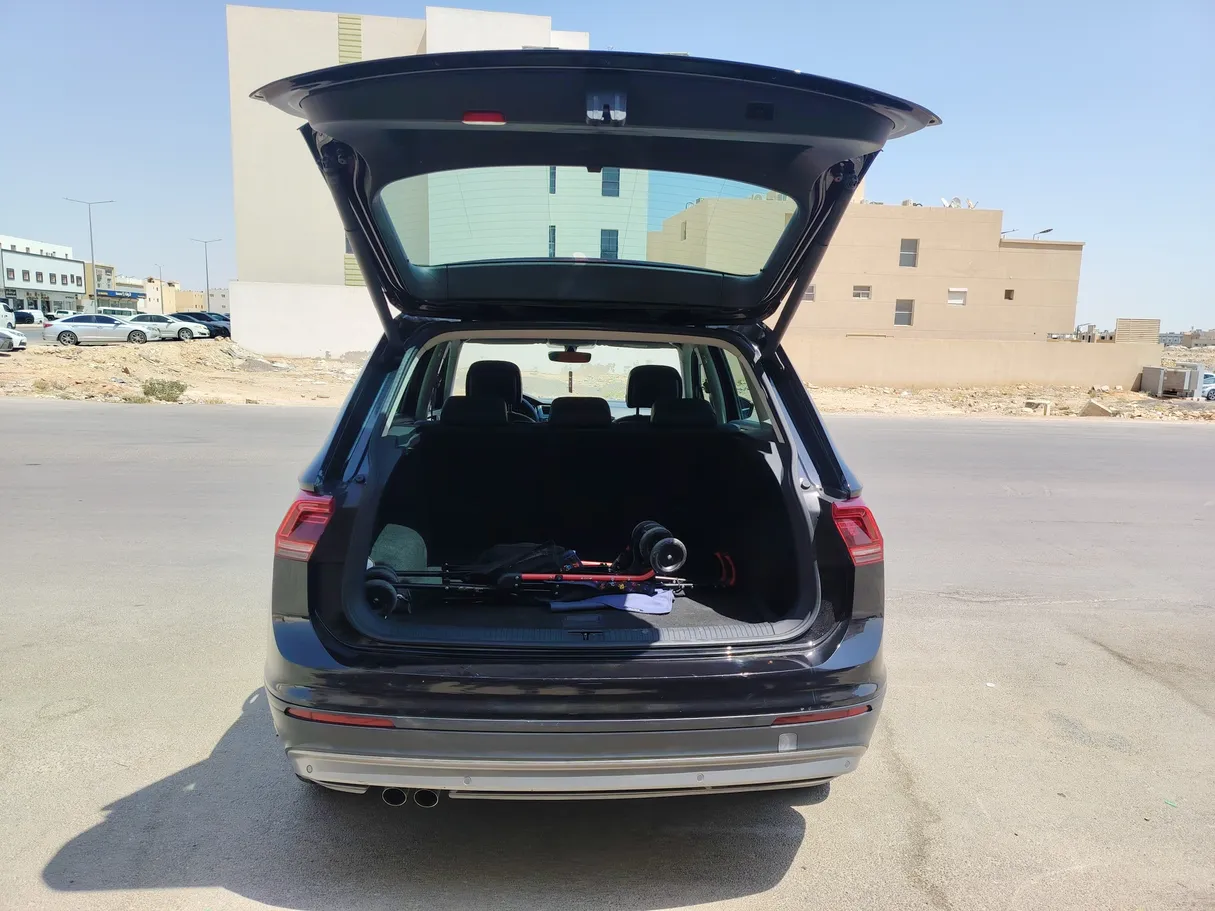 Car image 25