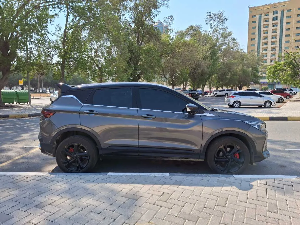 Car image 4