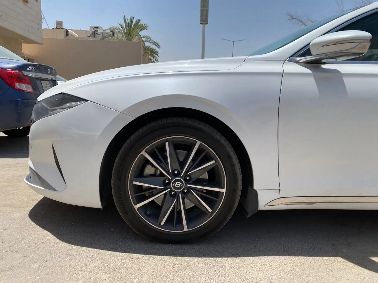 Car image 9