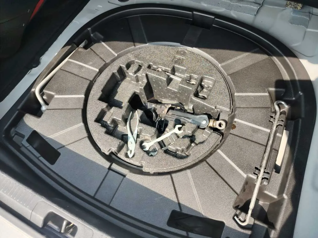 Car image 32