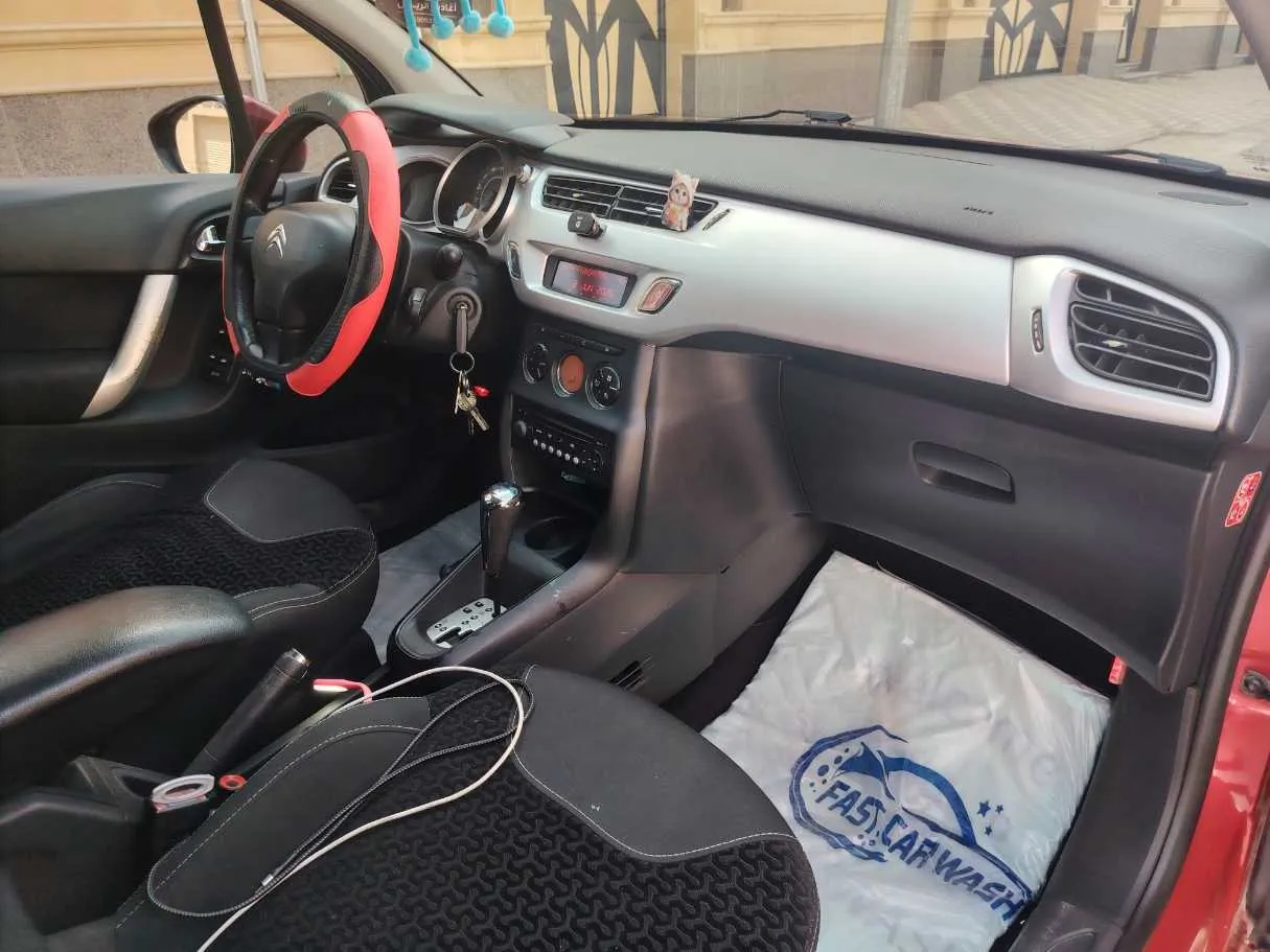 Car image 14